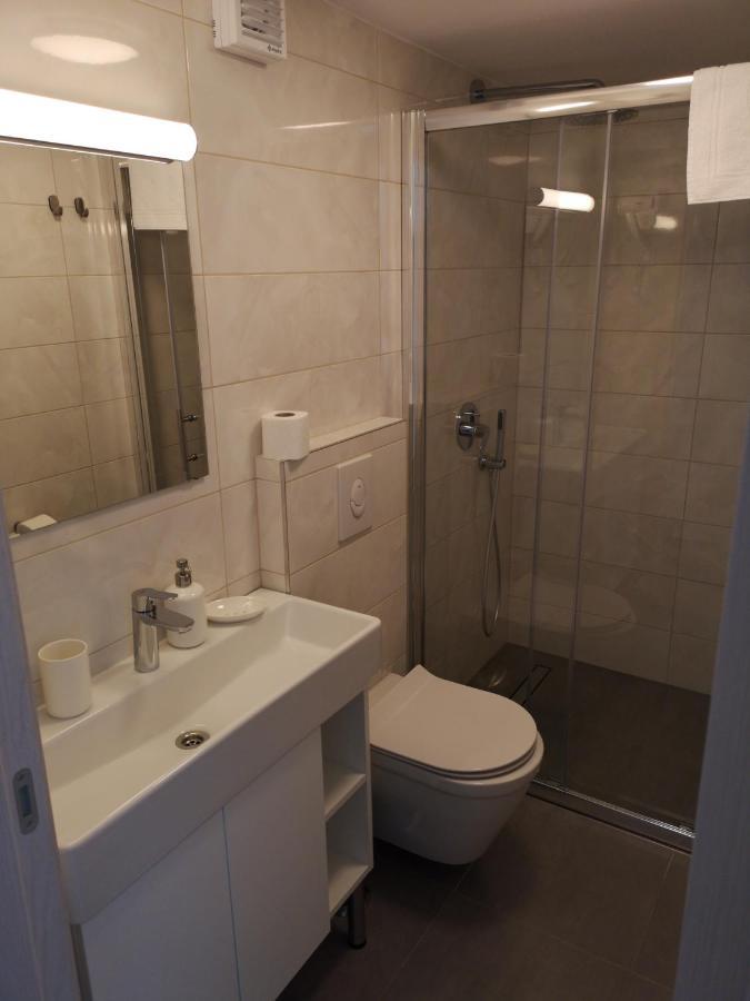 Mega Hostel Крапина Экстерьер фото
