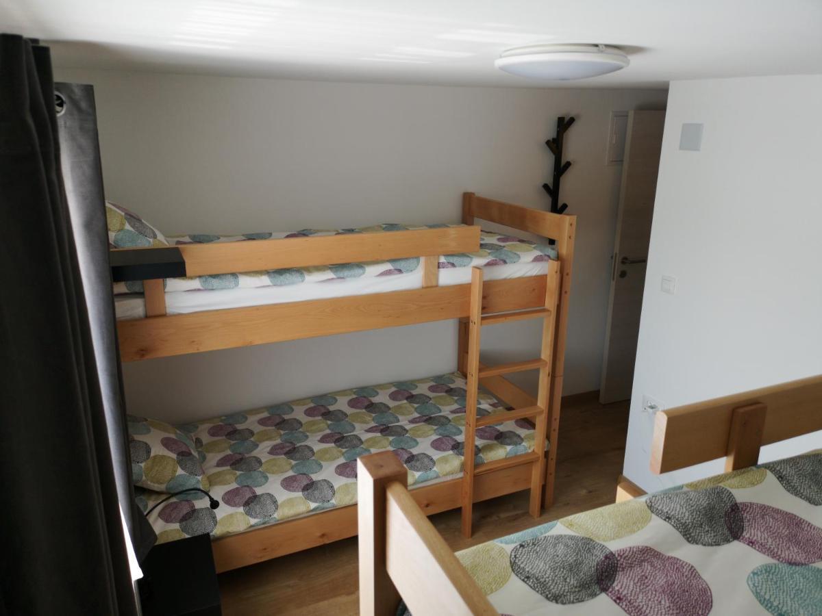 Mega Hostel Крапина Экстерьер фото