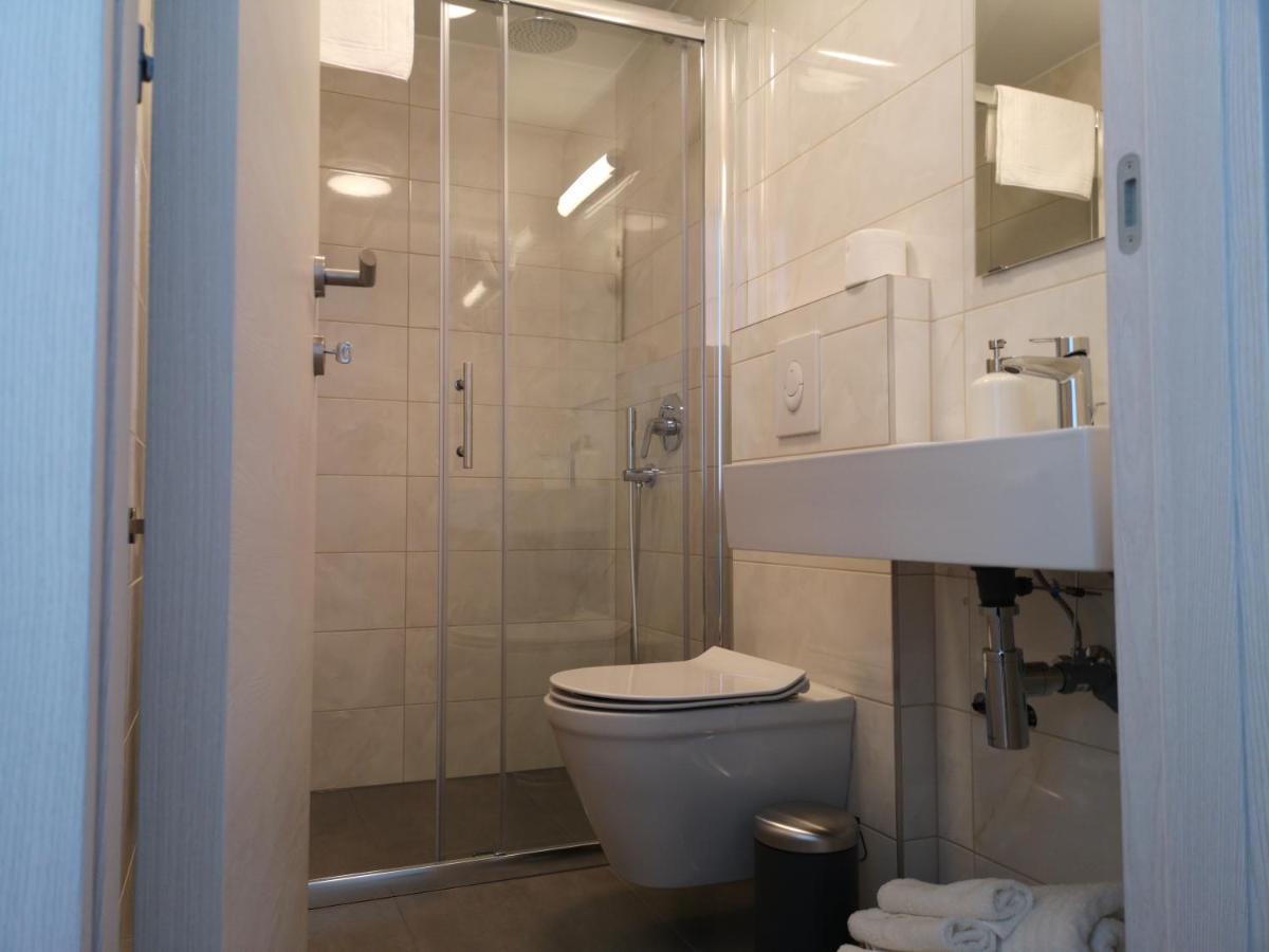 Mega Hostel Крапина Экстерьер фото